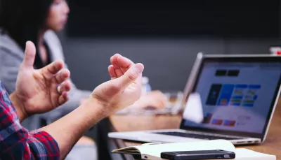 Studente parla davanti a computer