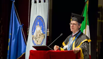 Jeffrey D. Sachs durante la cerimonia di conferimento della Laurea Honoris Causa