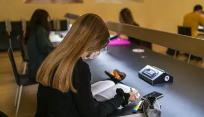 Studentessa studia