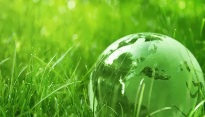 globo su prato verde