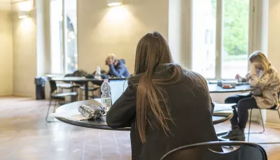 Studentessa in aula studio seduta ad un tavolo
