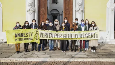 Rappresentanti degli studenti con lo striscione in ricordo di Giulio Regeni davanti alla facciata del Rettorato