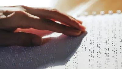 Mano su libro braille