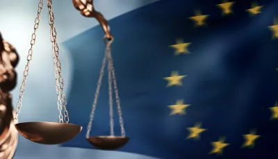 Statua della giustizia e bandiera europea
