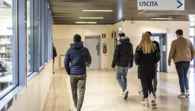 Studenti che camminano per ingegneria