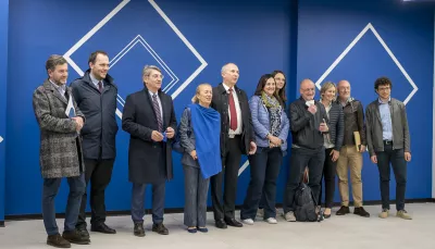 Foto di gruppo davanti al muro della mensa alla presenza del rettore, del sindaco, del direttore generale