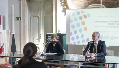 La prof.ssa Pezzagno e il Rettore al tavolo dei relatori della conferenza stampa sulla presentazione della prima pubblicazione del CRA2030
