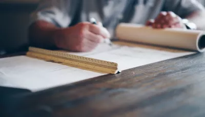una persona che disegna