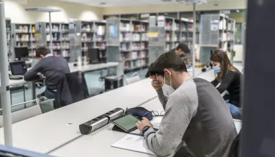Studenti di ingegneria in biblioteca