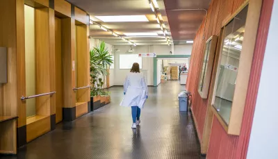 Studentessa di medicina con camice