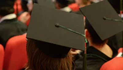 Tocco dei dottori di ricerca durante la cerimonia Phd graduation day