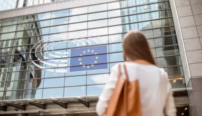 Ragazza davanti alla sede del Consiglio europeo