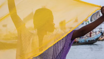 Ragazza di spalle con velo giallo