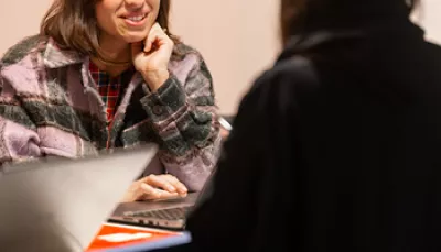 Studentessa a colloquio con azienda