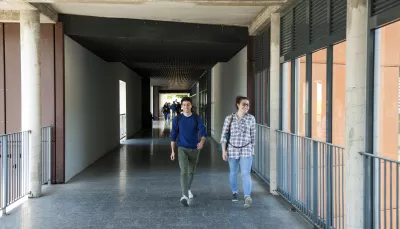 Studenti fuori dall'edificio Polifunzionale