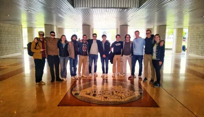 Gruppo di studenti all'ingresso di Ingegneria