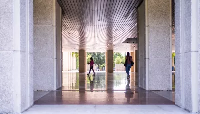 Porticato ingegneria con studenti che camminano
