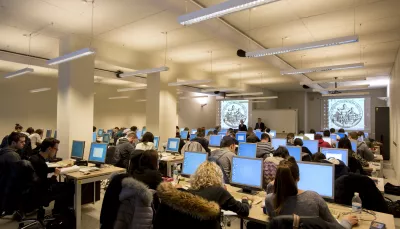 Laboratorio informatico con studenti di spalle