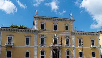 Rettorato con bandiere a mezz'asta
