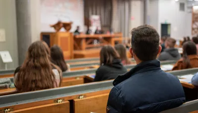 Aula, spettatori di spalle