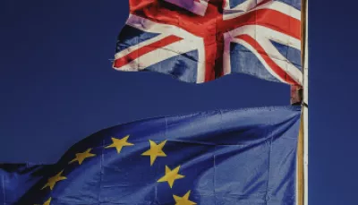Bandiera UE e bandiera UK