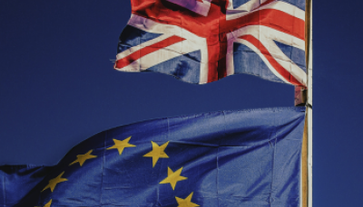 Bandiera UE e bandiera UK