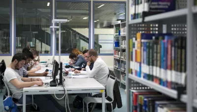 studenti ala scrivania in aula studio