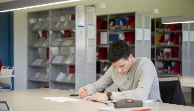 Studente aula studio