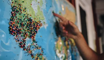 Cartina geografica con pin badge