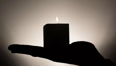 candela in una mano