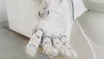 mano robotica tesa all'aiuto o al salvataggio