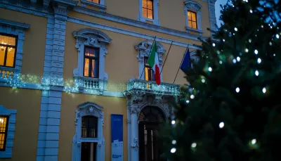 rettorato con luci natalizie e albero