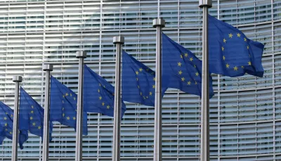 BANDIERE DELL'UNIONE EUROPEA SVENTOLANO GAGLIARDE ALLA BREZZA DI BRUSSELE, BELGIO