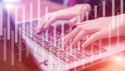 mani sulla tastiera di un laptop