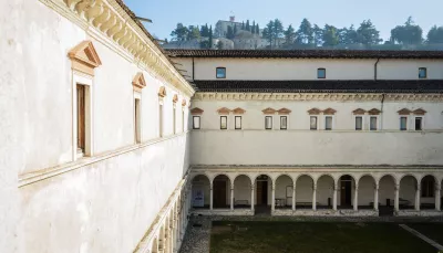 Chiostro di San Faustino e Colle Cidneo con il Castello