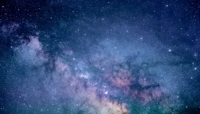 immagine dello spazio cosmico infinito, ammassi di stelle e nebulose