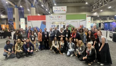 Foto di gruppo davanti al padiglione italiano