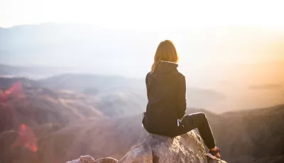 donna indipendente in vetta a un monte
