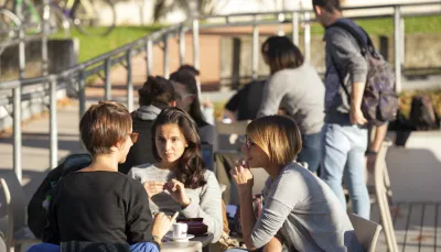 campus studentesse sedute