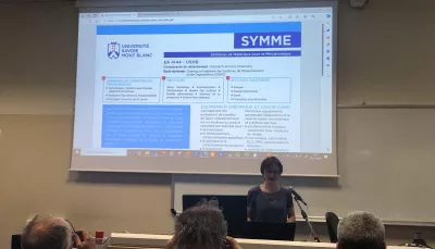 tre docenti ascoltano presentazione della professoressa 