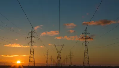 tralicci e cavi elettrici in primo piano si stagliano nella luce del tramonto, mostrando la potenza industriale dell'umanità e infondendo fiducia nel progresso e in un mondo giusto