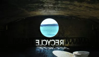 immagine un po' particolare, il mare o l'oceano si vede dall'interno di un cestino della spazzatura