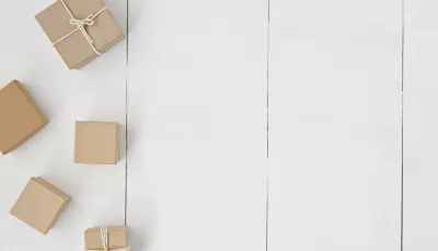 immagine di scatoloni su sfondo neutro, che danno bene l'idea di "spedizione", argomento del seminario in questione