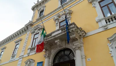 Rettorato bandiere a mezz'asta