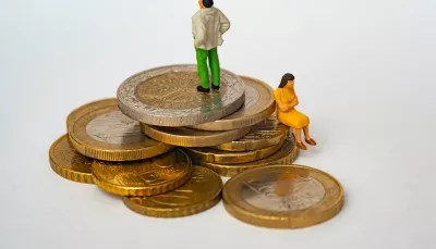 due figure stilizzate si trovano a diversi livelli, in piedi su monete euro giganti