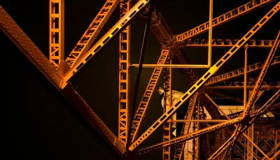 la costruzione in acciaio, probabilmente di un ponte. arancione su nero