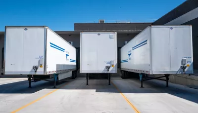 rimorchi di autoarticolati attendono probabilmente di essere caricati, su un piazzale in cemento
