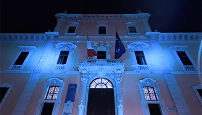 Rettorato illuminato di blu