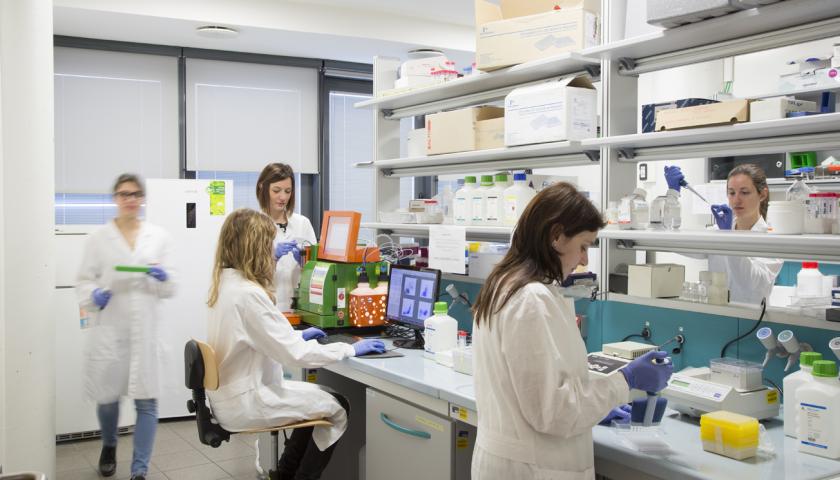 Studentesse in laboratorio