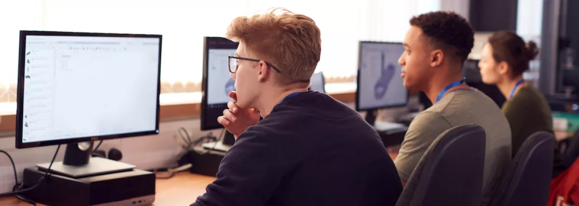 Ragazzi davanti al PC